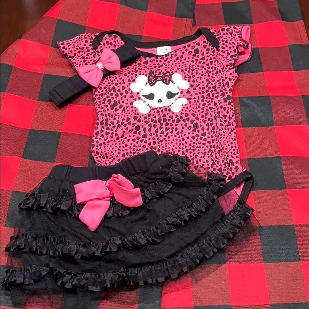 Adorable skull outfit